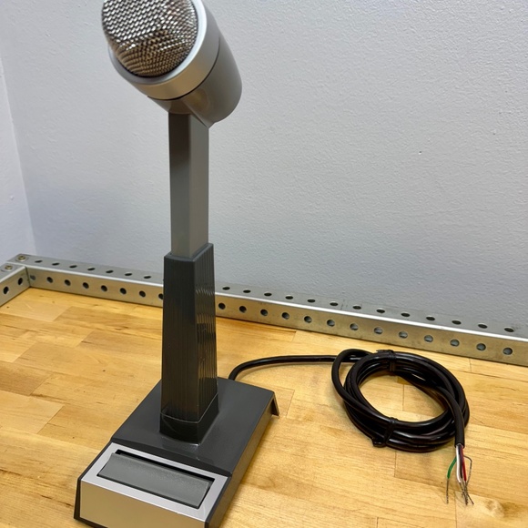 NEW Shure 522 Dynamic Announcers Desktop Microphone   Brand: Shure Model: Dynami - Picture 1 of 11